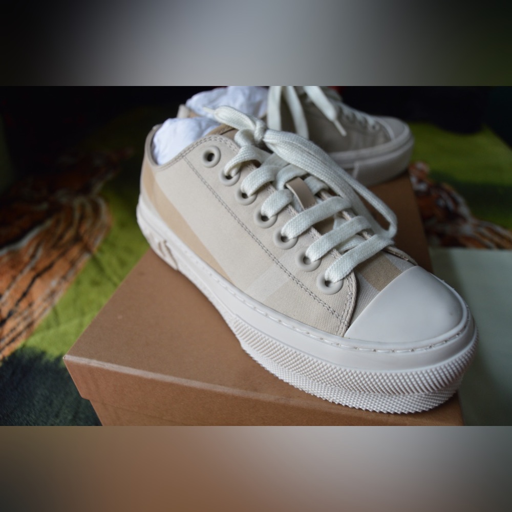 Burberry Shoes women’s 5.5